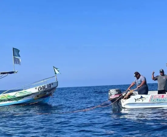 Salvan a pescadores que quedaron a la deriva en el mar a 8 millas de Puerto Escondido 