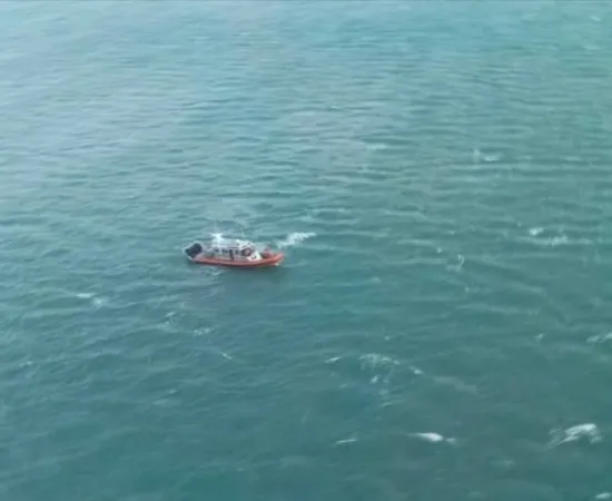 Personal naval fortalece labores de búsqueda de menor extraviadaen la costa de San Mateo del Mar con una aeronave