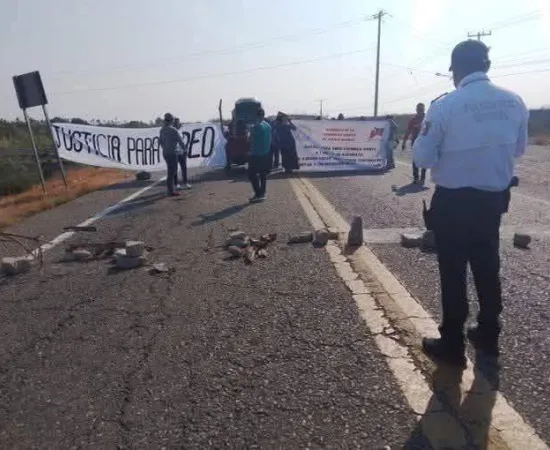 Bloquean carretera Tehuantepec - Juchitán para exigir justicia por joven atropellado