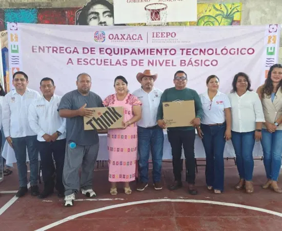 IEEPO entrega equipo y mobiliario escolar en Loxicha