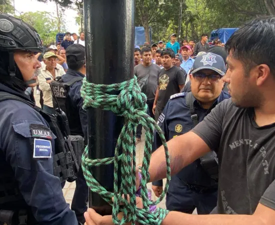 Manifestantes detienen a empleados del Municipio de Oaxaca de Juárez