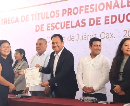 Entrega IEEPO 1342 títulos profesionales a egresados de escuelas normales