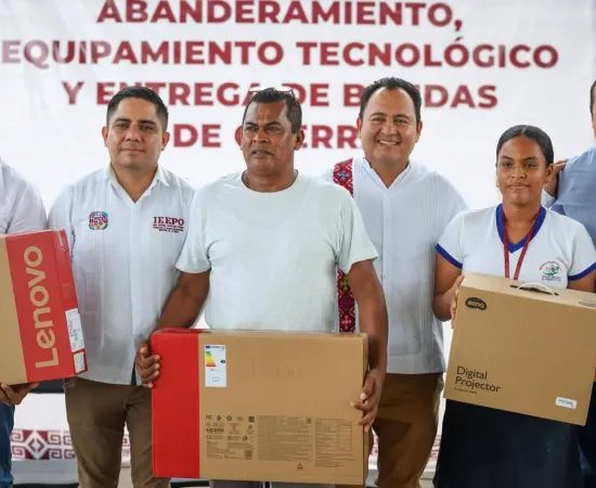 Reciben escuelas de Tututepec equipamiento tecnológico y material cívico