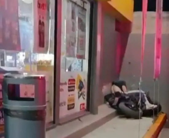 Con potente motocicleta se impacta en barda 