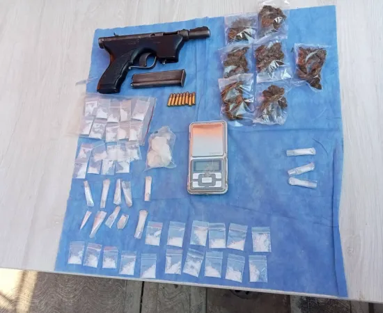 Tras cateo en la Sierra de Flores Magón; detienen a tres y aseguran presunta droga y arma de fuego