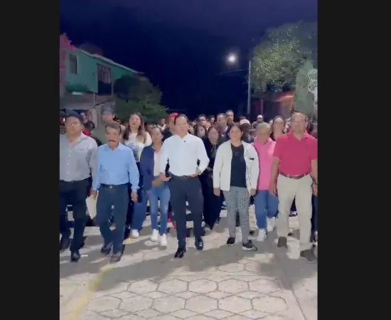 El Presidente Municipal de Santa Lucía del Camino, Juan Carlos García Márquez, recorrió las calles del Fraccionamiento La Vijarra como parte del programa “Santa Lucía Segura e Iluminada”.  Este esfuerzo, que suma voluntades con el programa estatal “Senderos Seguros” tiene como objetivo identificar puntos oscuros y mejorar la infraestructura urbana.  Durante la jornada, el edil detectó que la principal necesidad de esta colonia es el mantenimiento del arbolado, por lo que las direcciones correspondientes ya 