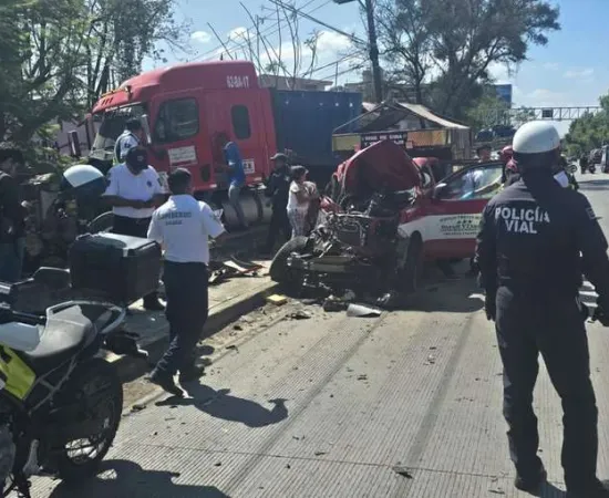 Muere bebé tras fuerte choque entre camioneta y tráiler en Oaxaca