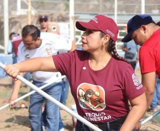Encabeza Vilma Martínez Cortés Tequio Bienestar en Santa María Mixtequilla para rescatar espacios comunitarios.