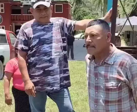 Retienen a dos personas en Quetzalapa por presunto desvío de recursos