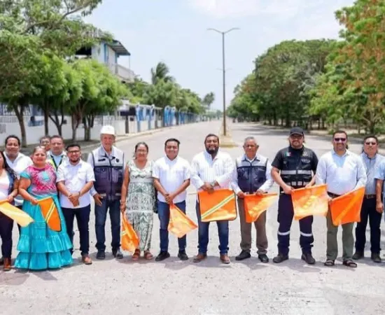 Miguel Quetu da banderazo a la rehabilitación del Periférico de Juchitán