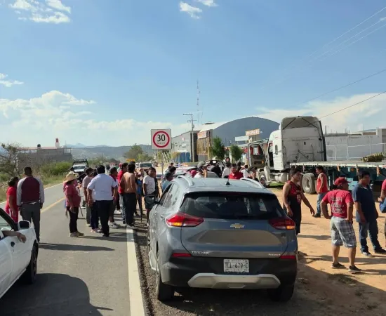 Doble remolque provoca destrozos en Viguera y carretera federal; ciudadanos lo detienen