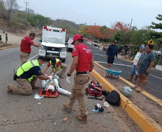 Protección Civil y Bomberos Huatulco brindan atención a motociclista lesionado