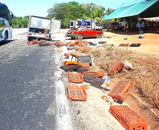 Camioneta y automovil chocan sobre la carretera Federal 200 