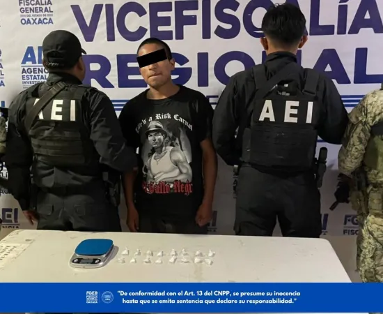Durante cateos en Zaachila; aseguran presuntas dosis de droga y detienen a dos personas.