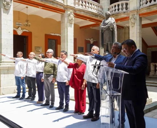 Farid Acevedo toma protesta de sus nuevos secretarios
