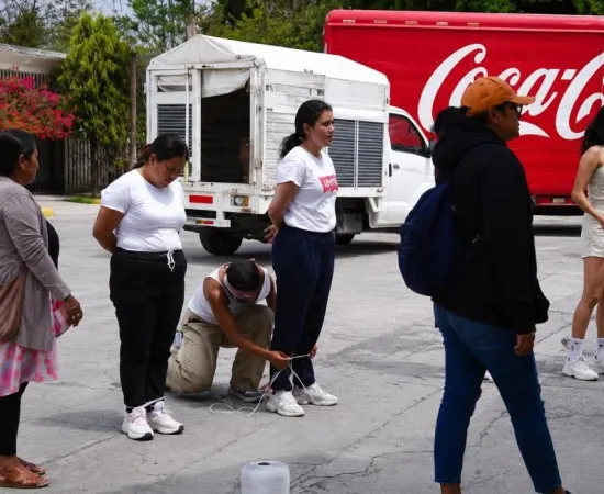 Retuvieron y amarraron a maestras en Mitla