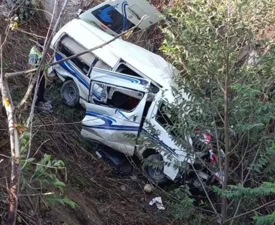 Urvan vuelca sobre autopista Barranca Larga - Ventanilla 