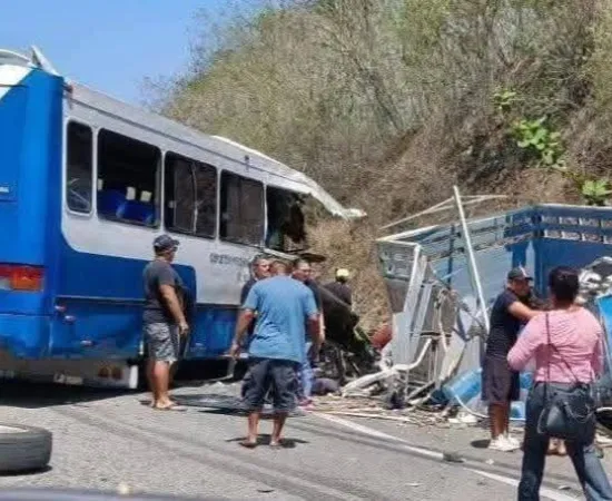 Tragedia vial en la carretera 200 en Huatulco deja tres fallecidos