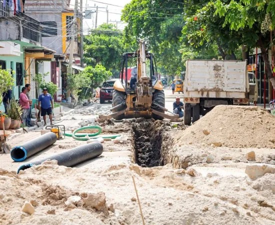 Familias de la av. Abasolo en Juchitán, están cada vez más cerca de contar con un drenaje renovado