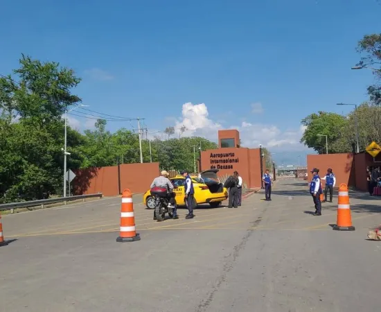 SEGO mantiene diálogo con magisterio para favorecer el tránsito de pasajeros en el Aeropuerto de Oaxaca