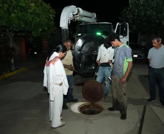 Refuerza Xoxocotlán desazolve y limpieza en la red de drenaje sanitario