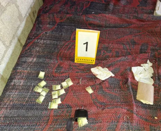 FGEO ejecuta cateo por narcomenudeo en la Costa; aseguran dosis de presunto cristal en San Juan Cacahuatepec