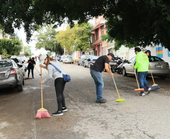 Vecinas y vecinos de la colonia Unión y Progreso se unen en tequio para mejorar su entorno 