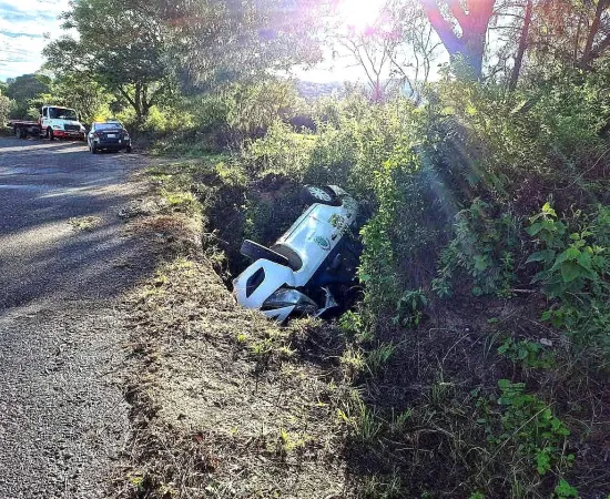 Taxi de Nochixtlán sufre accidente carretero 