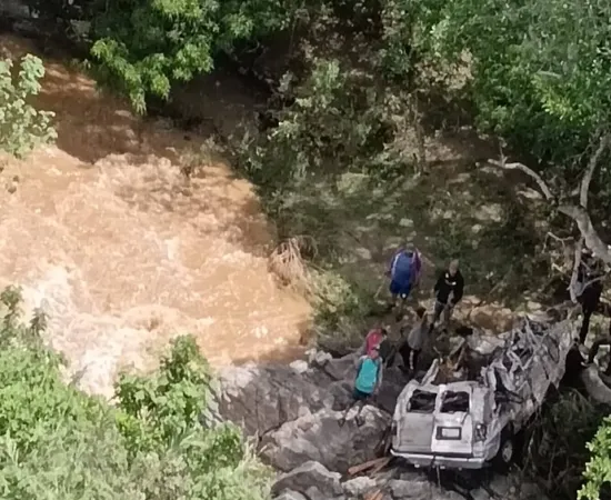 Mediante operativo aéreo, Bomberos de Oaxaca buscan a persona desaparecida en San Luis Amatlán 