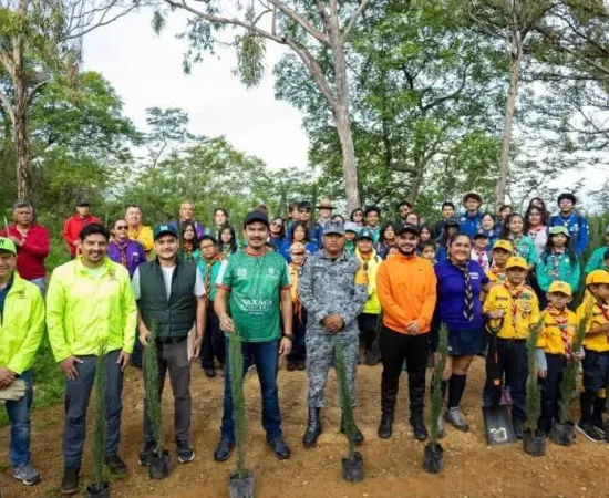 Encabeza Ray Chagoya intensa jornada de reforestación en el Cerro del Fortín