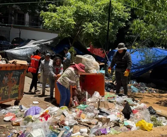 Refuerzan limpieza en el Zócalo y la Alameda de León