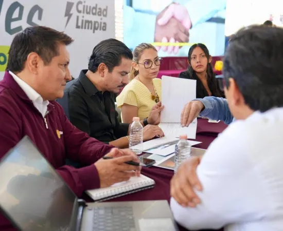Escucha y atiende Ray Chagoya a vecinas y vecinos en el Día del Pueblo