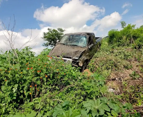 Abandonan camioneta volcada sobre la carretera 175 en Ocotlán de Morelos
