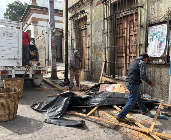 Realizan labores de limpieza en el Zócalo y calles del Centro Histórico