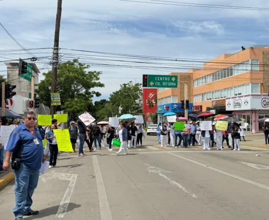 Trabajadores del Hospital Civil protestan por carencias de equipo, medicamentos e insumos