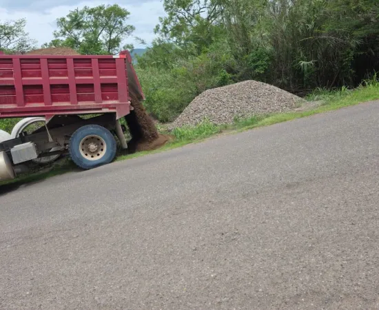 Camioneros de la Mixteca denuncian amenazas y presiones para arrebatarles el trabajo