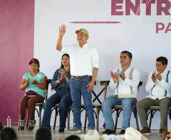 Acompaña Nino Morales a gobernador en entrega de apoyos a campesinos de Pinotepa Nacional