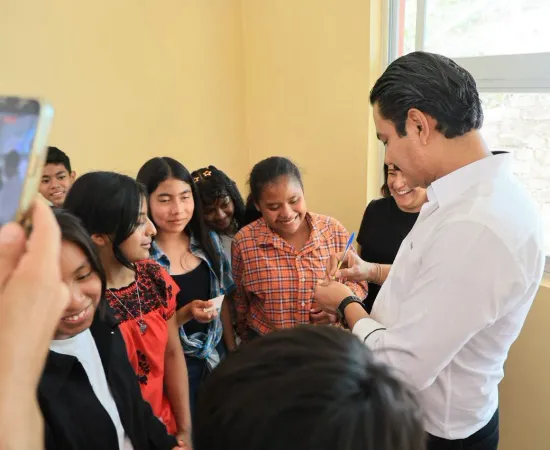 Entrega Ray Chagoya nueva aula en Escuela Secundaria Tec. 80