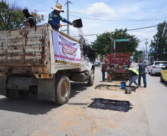 Intensifican labores de bacheo en Xoxocotlán