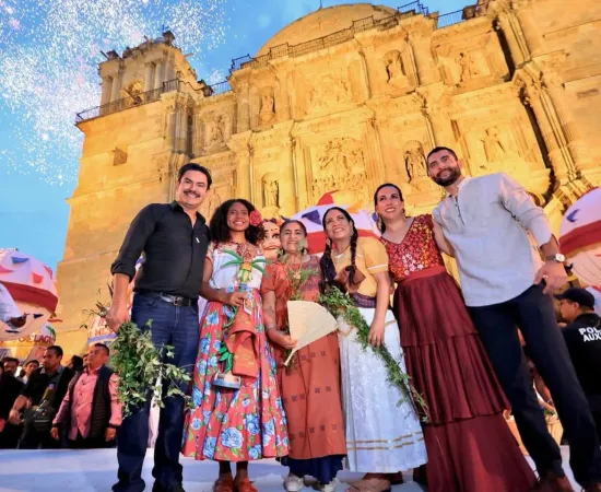 Oaxaca de Juárez vive sus tradiciones con alegría, música y color