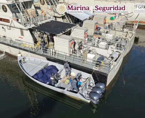 Semar asegura embarcación con más de 1.5 toneladas de presunta cocaína y detiene a 5