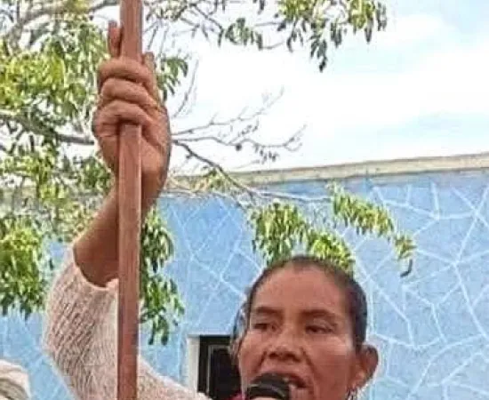 Maccaria Juana López recibe el bastón de mando y asume la presidencia de Santa María Apazco