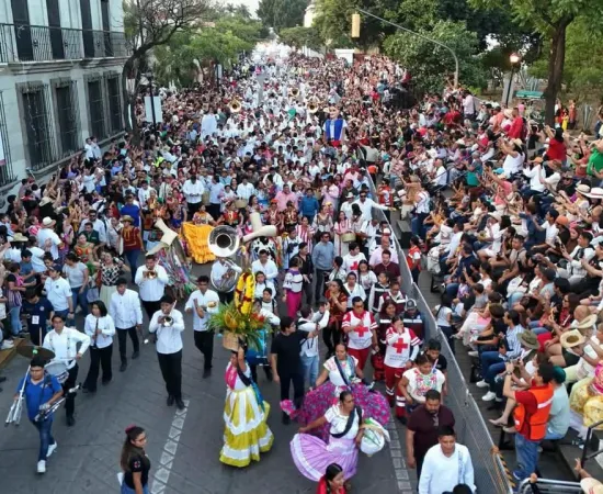 Miles de personas abarrotan las calles de Oaxaca; la Calenda de las culturas  confirma el éxito de la Guelaguetza 2026