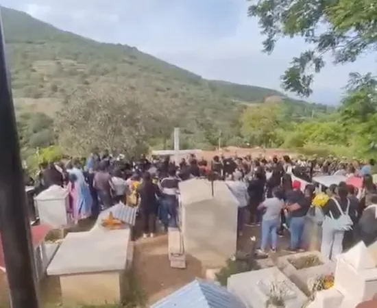 Despiden en San Miguel Yogovana al alcalde que perdió la vida en cumplimiento de su deber