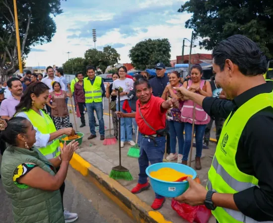 Con tequio, comerciantes, vecinas, vecinos y autoridades mejoran la imagen de la Central de Abasto