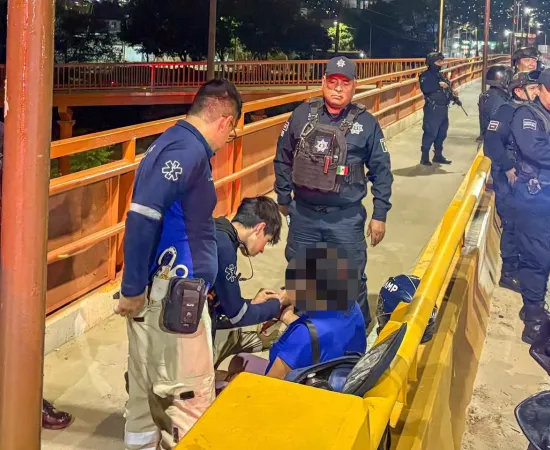 Oportuna intervención policial evita una tragedia en el puente Valerio Trujano