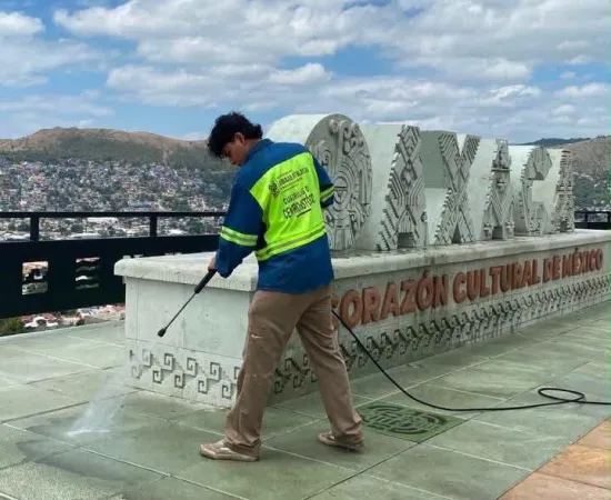 Con acciones constantes de limpieza, Oaxaca de Juárez avanza hacia una ciudad más limpia, segura y ordenada