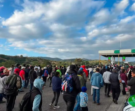 Pobladores de San Pablo Huitzo toman caseta de peaje y dan paso libre en la Oaxaca-Cuacnopalan
