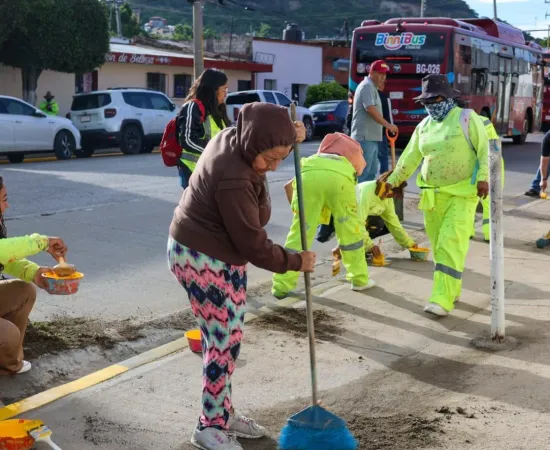 Con tequio vecinal, mejoran imagen urbana en el Ex Marquesado
