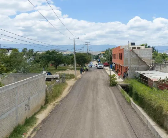 Ray Chagoya atiende petición vecinas y vecinos en la calle Esmeralda de Pueblo Nuevo
